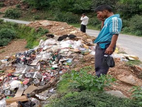 बैतडीको खोड्पे बजारको फोहर सडक छेउमा, नाकमुख थुनेर हिँडछन् नागरिक 